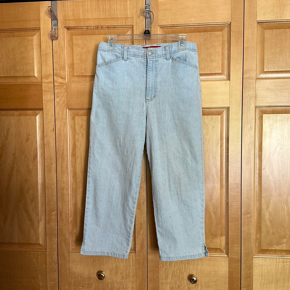 Gloria Vanderbilt Capris size 8 light blue jeans fabric